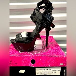 I’m selling a black colored heel by “Ellie” size 8 new in box. Box torn
